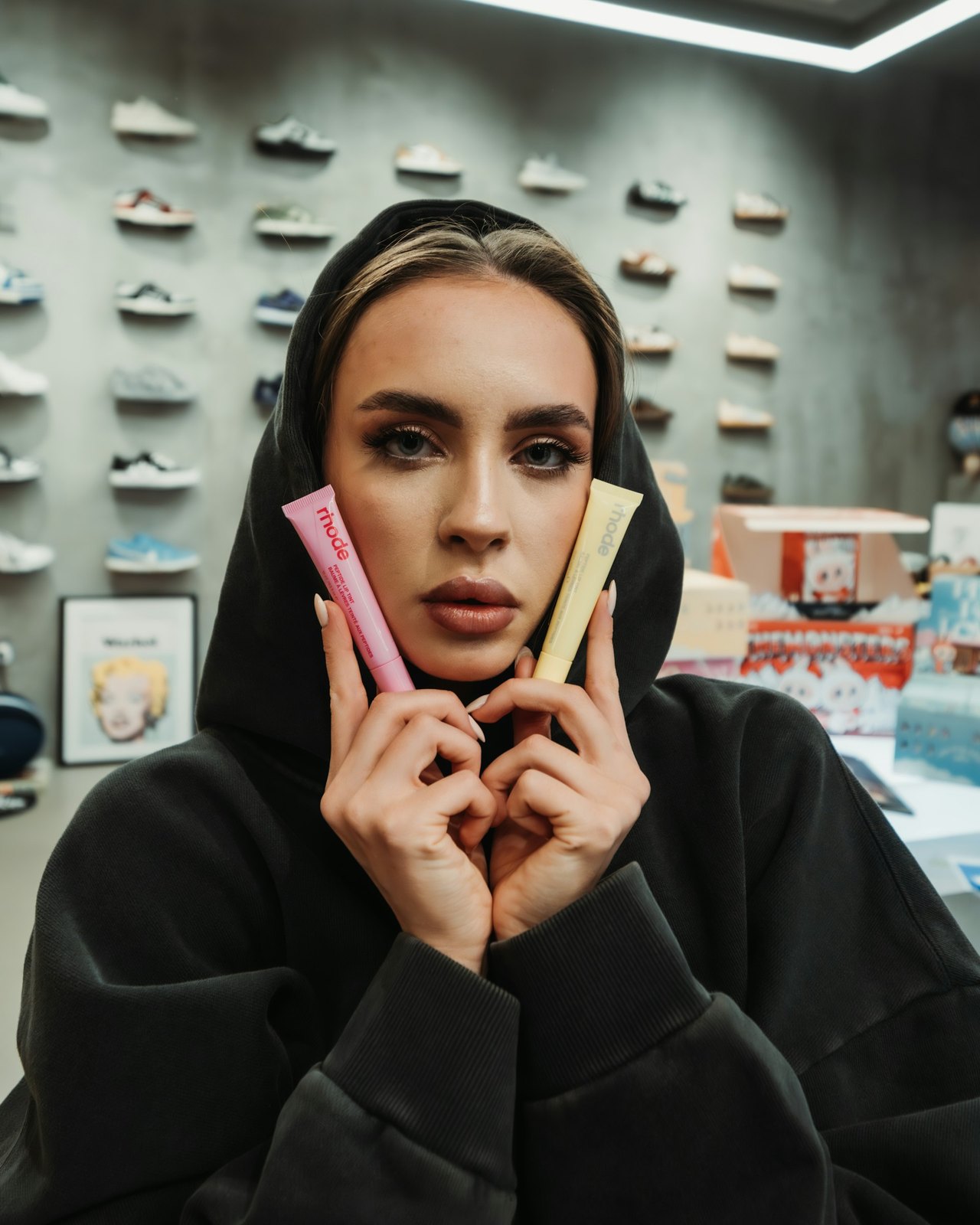 Model hält rosa und gelbe Produkte für UGC-Content