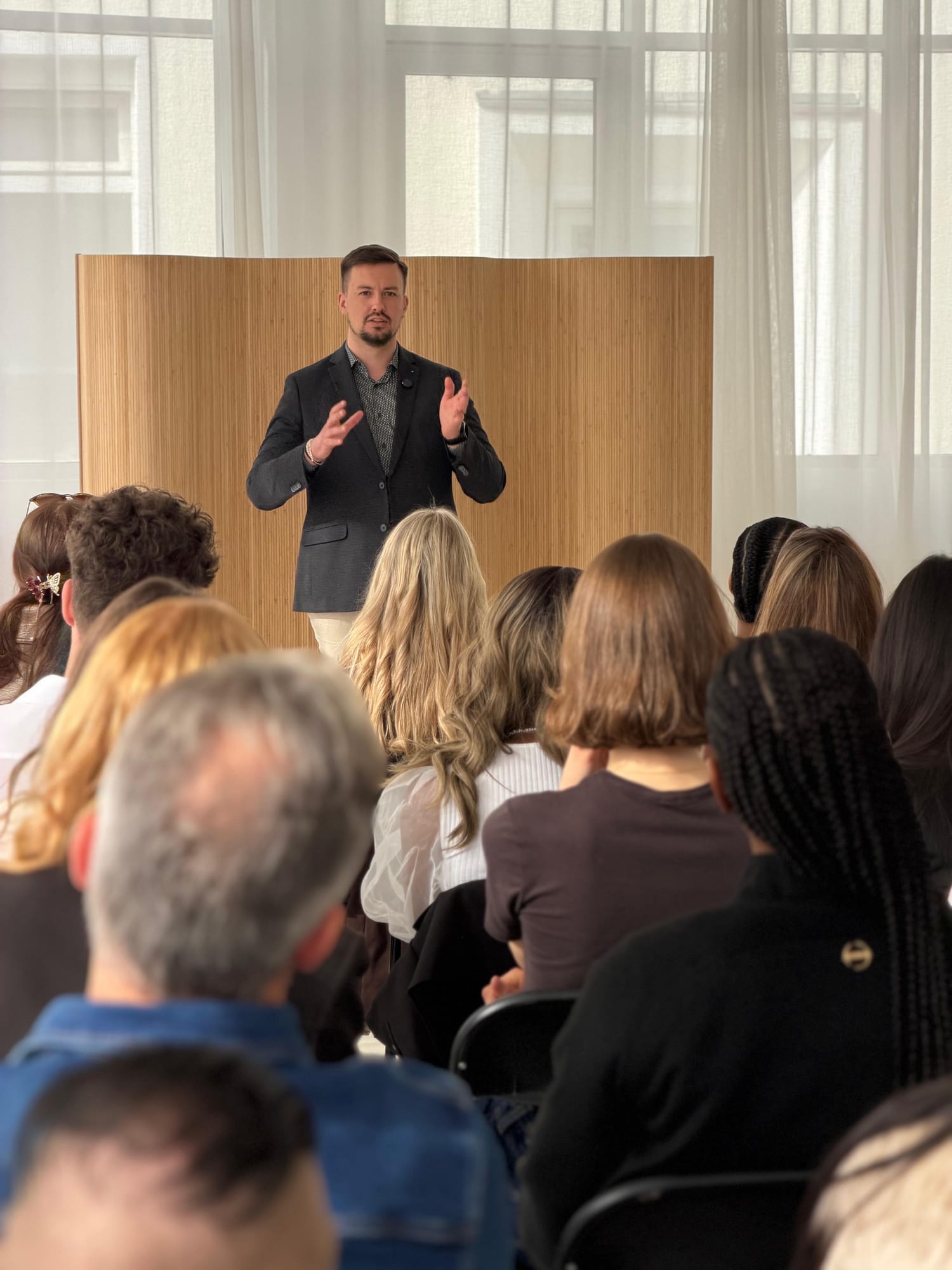 Johann Steinwand hält einen Workshop vor Publikum und erklärt eine Strategie