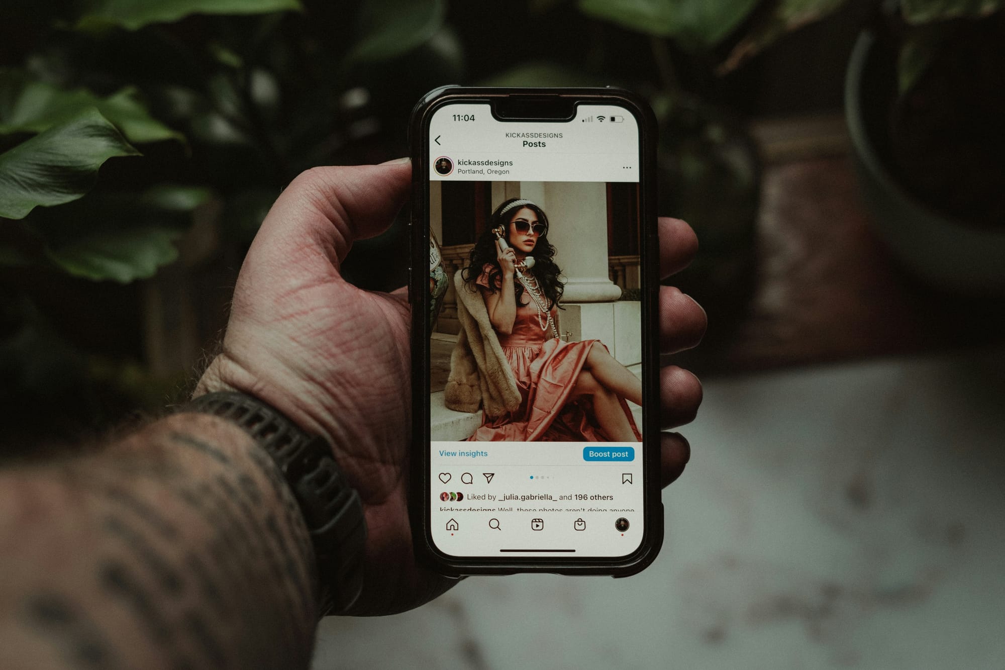 Model-Foto auf einem Smartphone-Display – die Digitalisierung der Modelbranche.